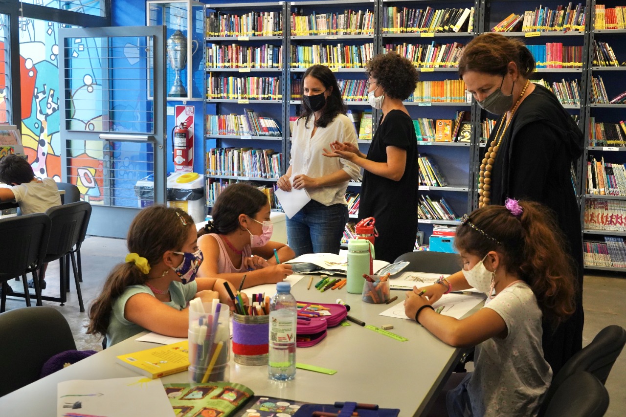Vicente López: Soledad Martínez visitó un taller de historietas para niños en la Biblioteca Municipal