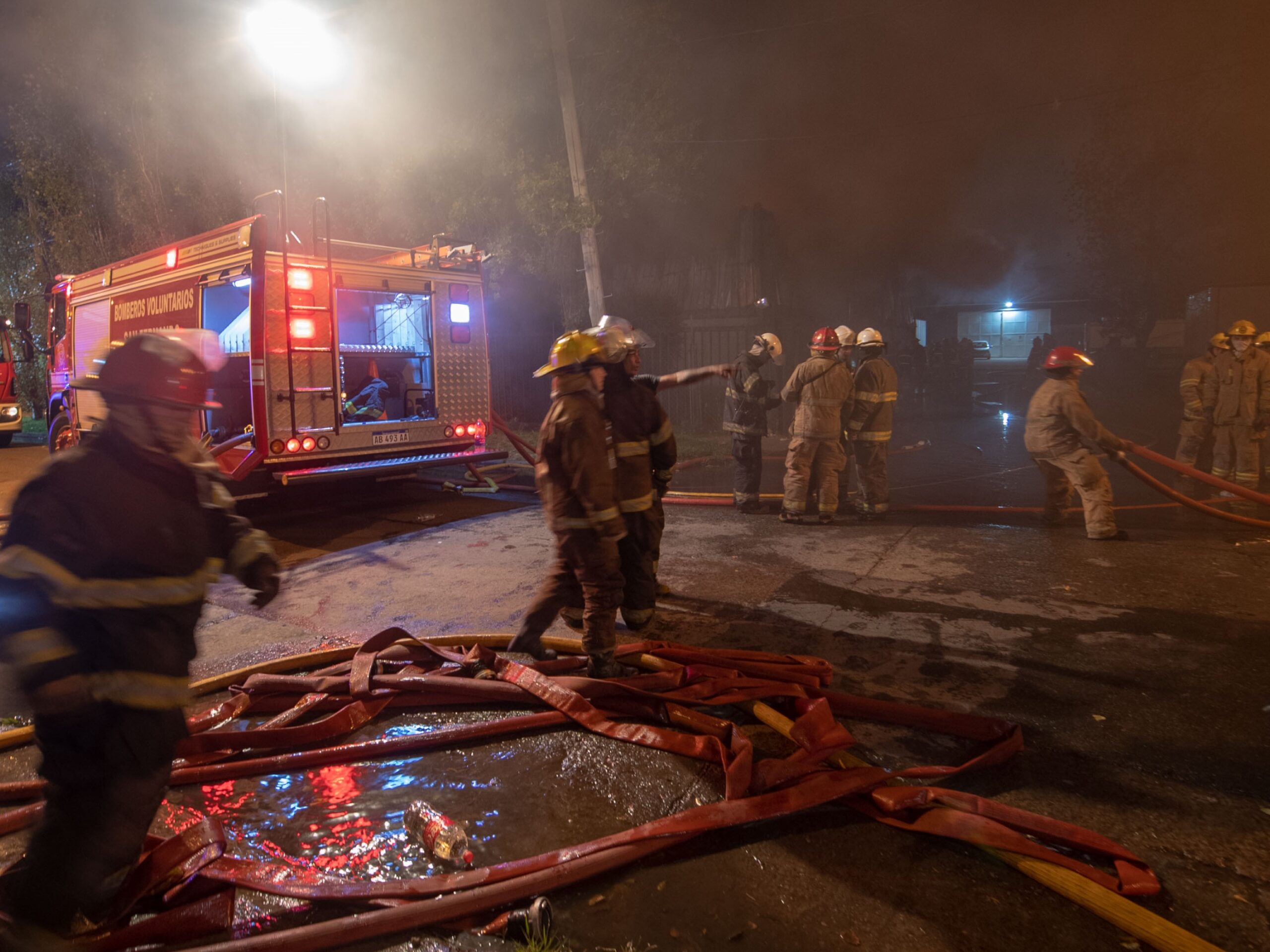 Bomberos y fuerzas de seguridad controlaron incendio de gran magnitud en el barrio Crisol