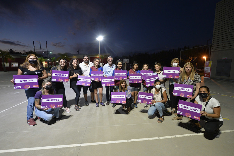 Julio y Gisela Zamora acompañaron un encuentro de fútbol femenino en el Polideportivo Ñato Errecart