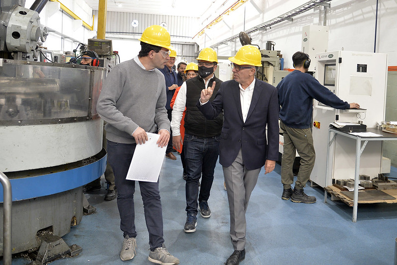 Julio Zamora visitó la planta de PAT Group en El Talar