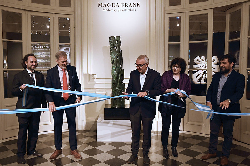 Julio Zamora acompañó la inauguración de la muestra «Moderna y Precolombina» de Magda Frank en el Museo de Arte Tigre