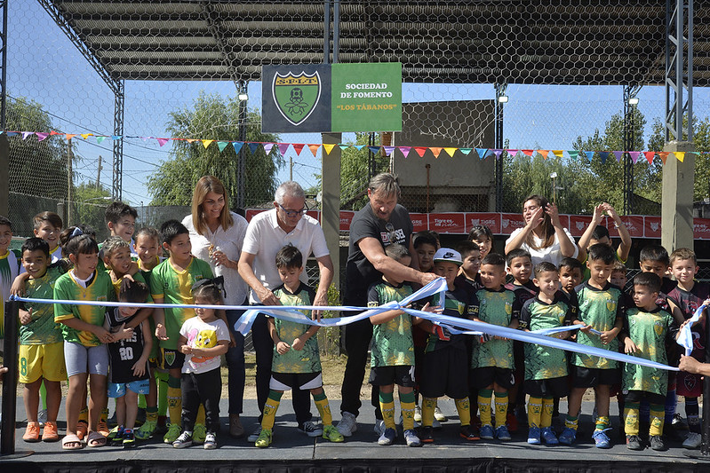 Julio Zamora inauguró la remodelación de la cancha de fútbol de la Sociedad de Fomento «Los Amigos» de Los Tábanos
