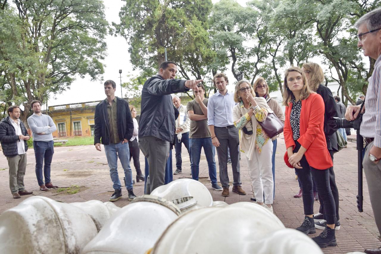 Concejales y funcionarios en la Plaza Mitre