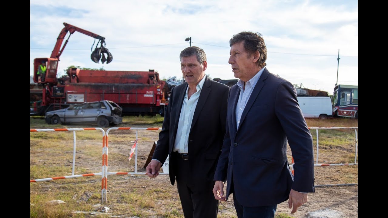 Posse supervisó la compactación de 2 mil vehículos en el depósito fiscal de Bajo Boulogne