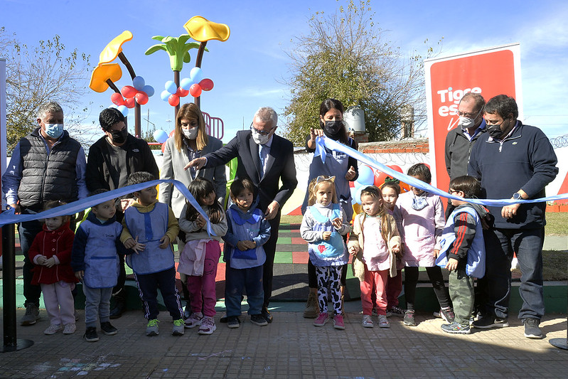 Julio Zamora inauguró los nuevos juegos del Jardín N° 937