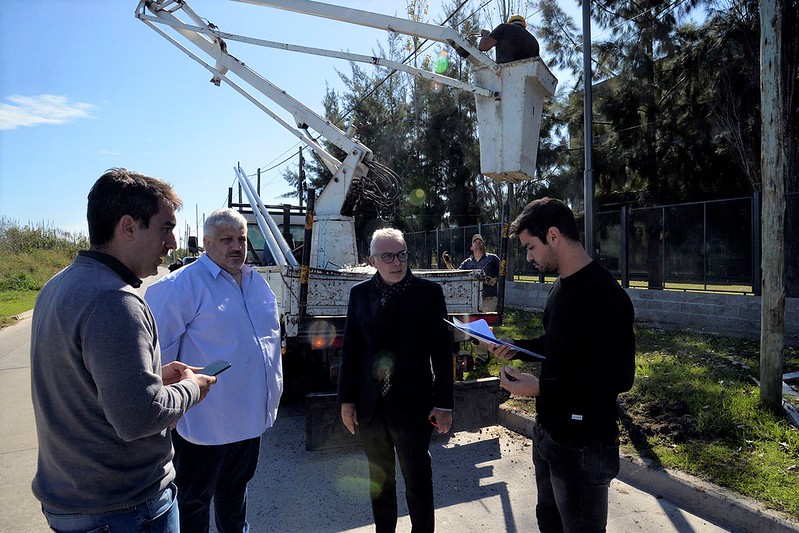 Julio Zamora inspeccionó obras de iluminación en el Parque Industrial de Troncos del Talar