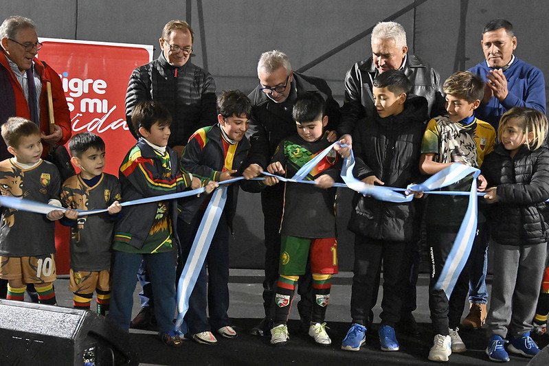 Julio Zamora inauguró una cancha de baby fútbol en el Club Social y de Fomento Villa Carupá
