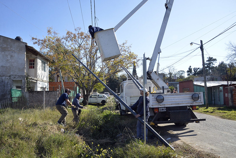 Julio Zamora supervisó la colocación de luminarias led en Benavídez norte