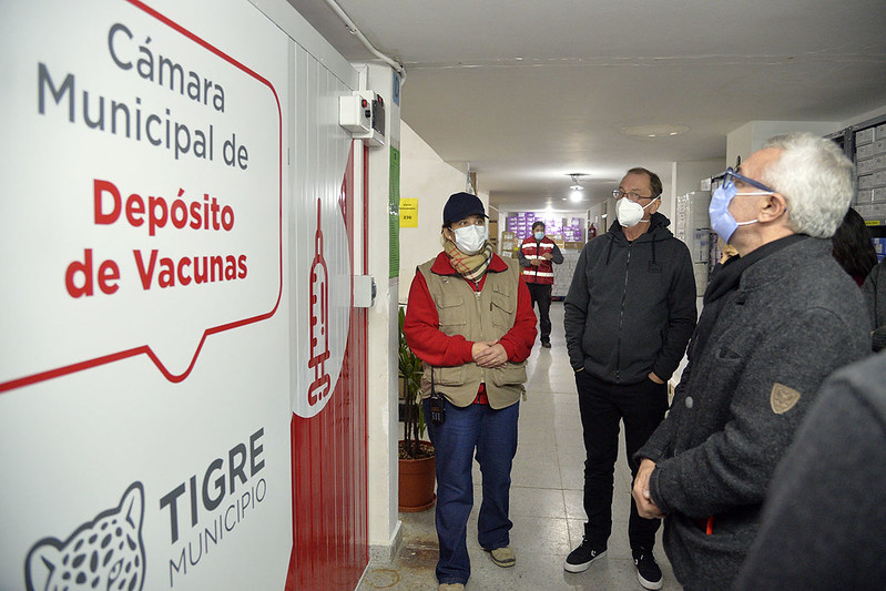 En el HDI de Tigre centro, Julio Zamora presentó una nueva cámara de alta tecnología para almacenar vacunas y medicamentos