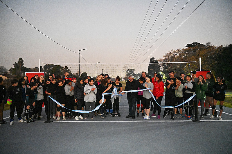 En el Talar, Julio Zamora inauguró la primera cancha municipal de vóley