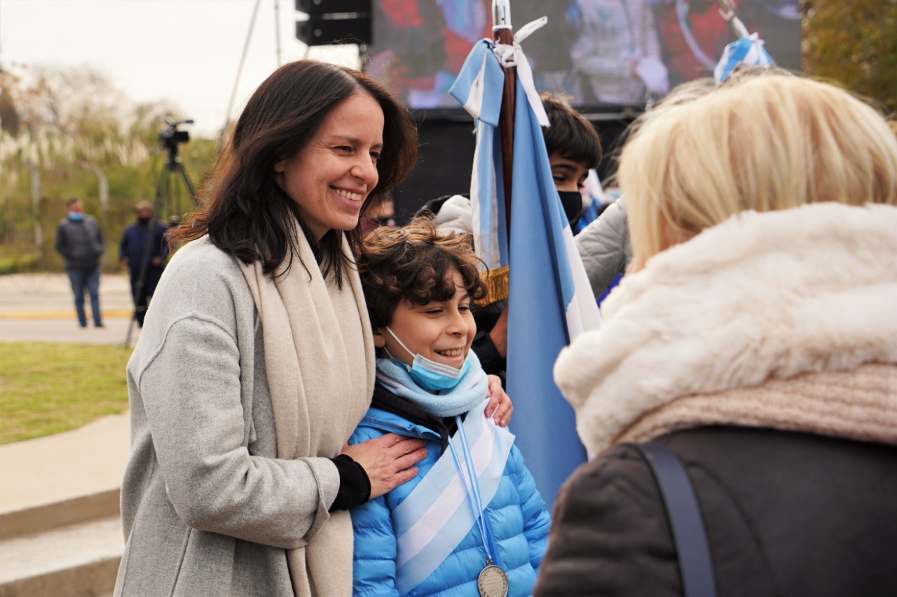 Soledad Martínez acompañó a los alumnos de Vicente López en la Promesa a la Bandera