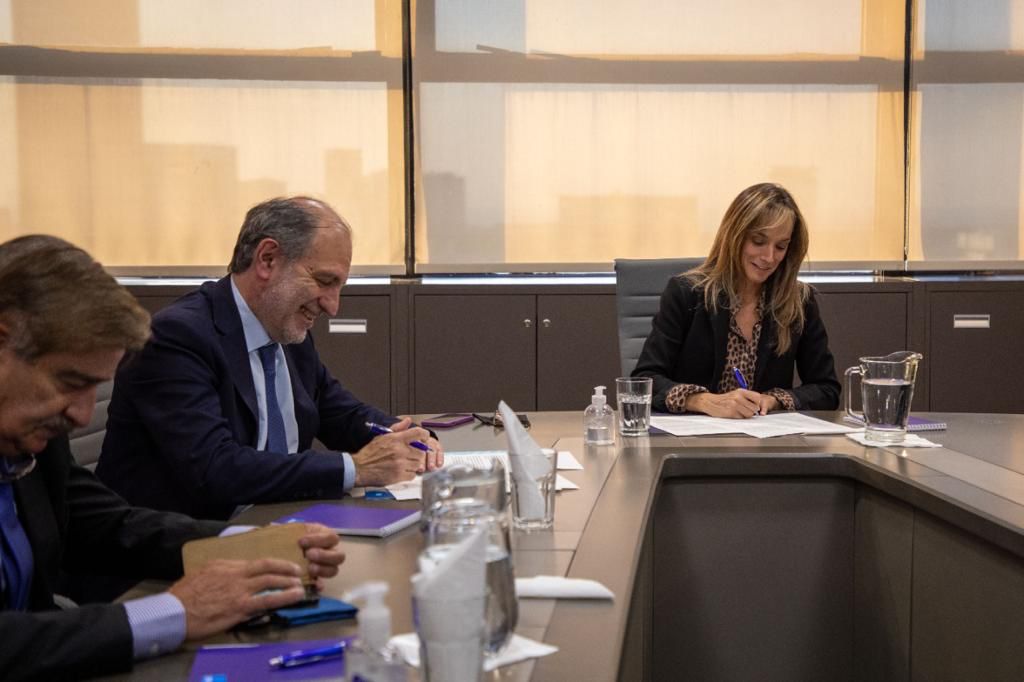 Malena Galmarini y Eduardo Hecker firmaron un convenio para que más vecinas y vecinos se puedan conectar a las redes de agua y cloaca de AySA