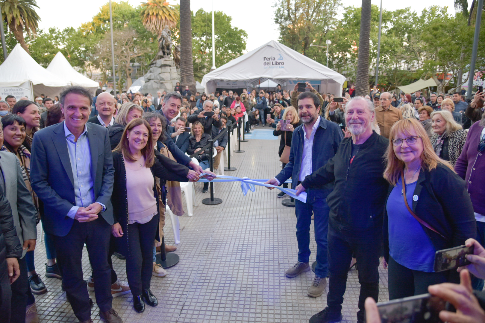 Con gran convocatoria, arrancó la primera Feria del Libro San Martín Lee