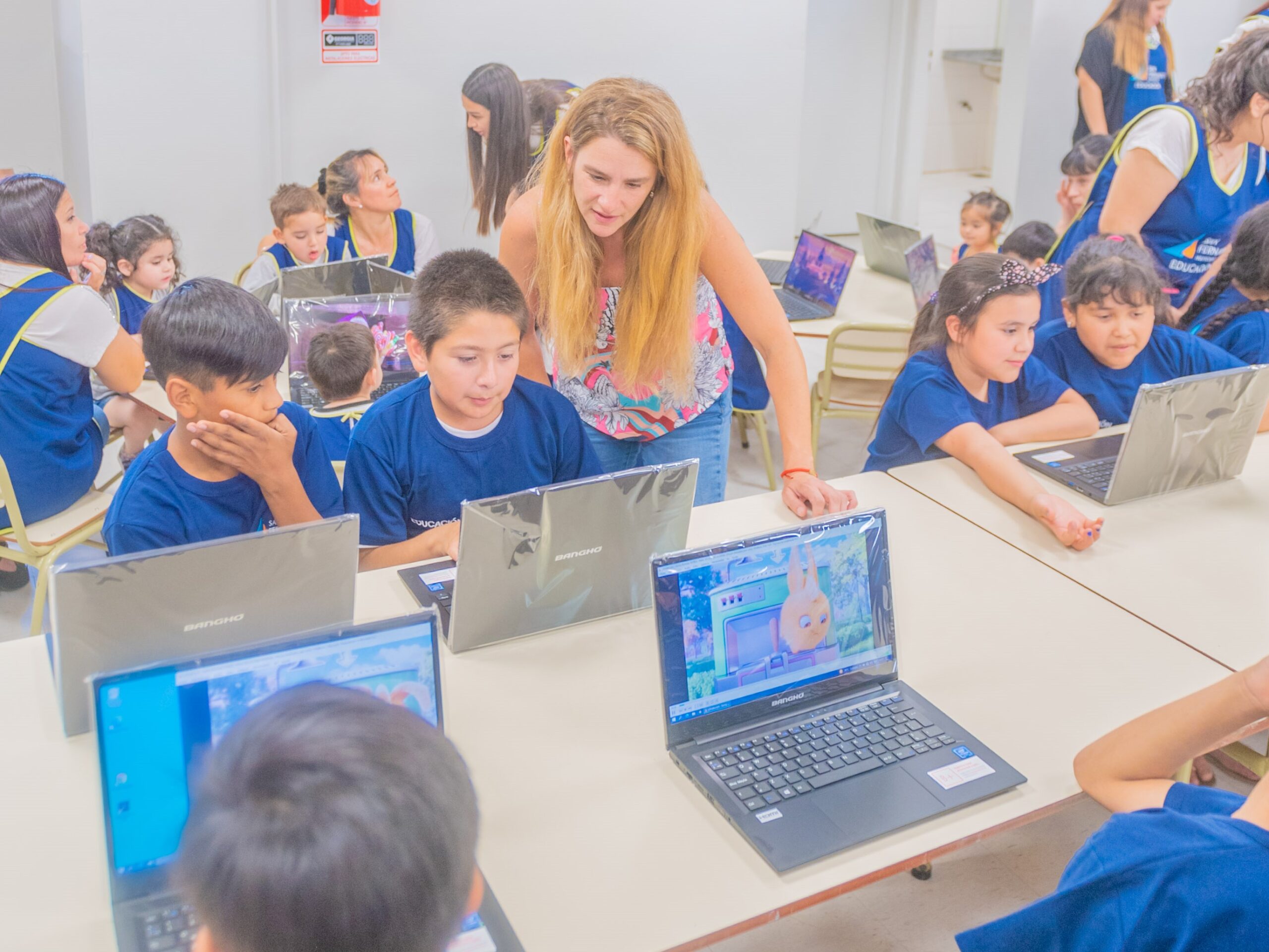 Más de 100 notebooks se sumaron a los Centros Educativos Municipales de San Fernando