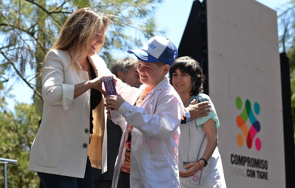 Malena Galmarini y Claudio Ambrosini entregaron 1300 tablets a las escuelas primarias y secundarias del Delta