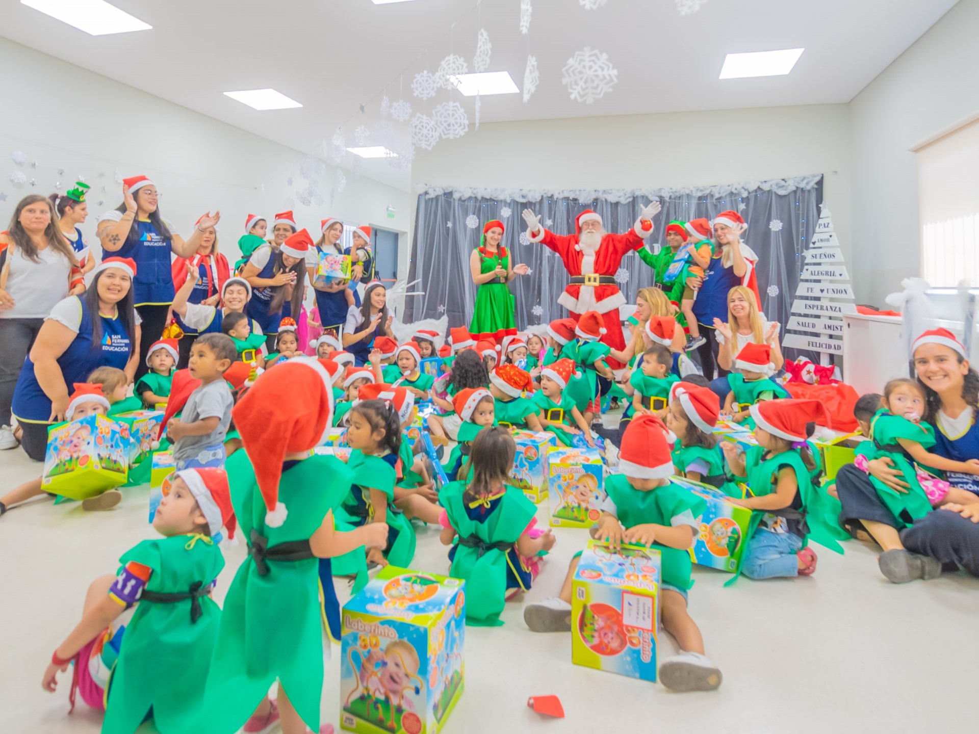 Papá Noel visitó con regalos los Centros Educativos Municipales de San Fernando