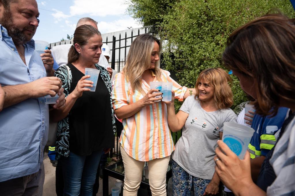 Malena Galmarini y Jaime Méndez habilitaron una nueva red de agua potable en el Barrio Mitre de San Miguel