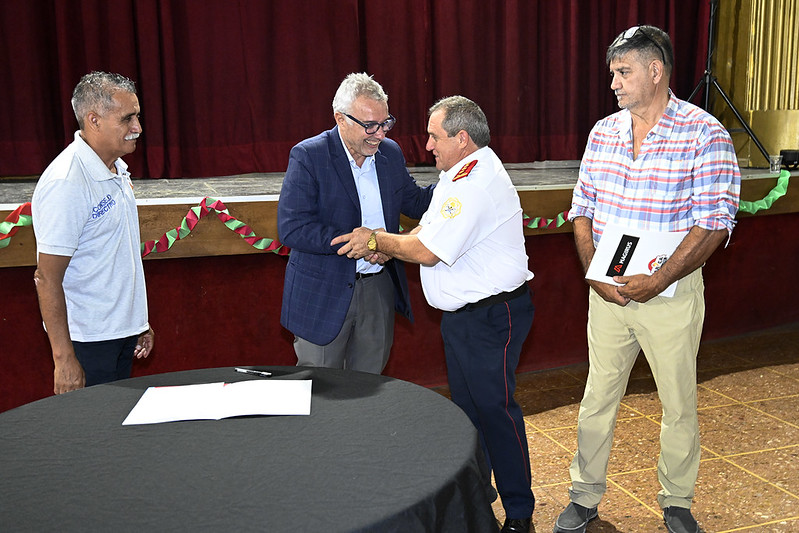 Julio Zamora entregó equipamiento para mejorar el servicio de los Bomberos Voluntarios de Tigre centro