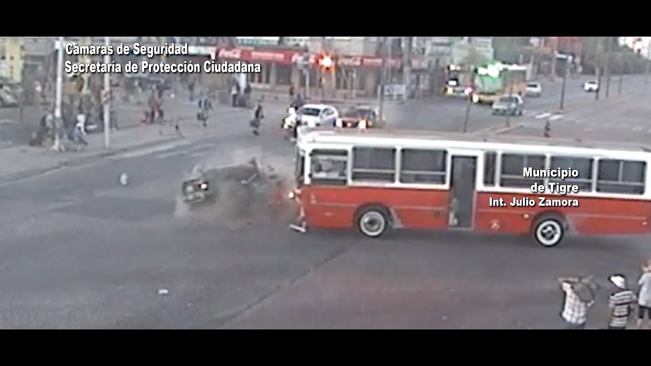 Cruzó un semáforo en rojo y fue embestido por un micro: conducía alcoholizado
