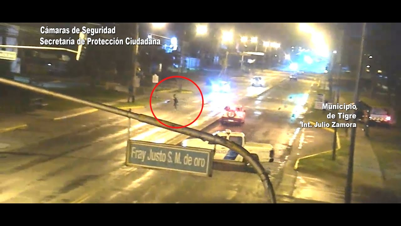 Conducía una moto robada y chocó contra un boulevard: fue detenido por el COT
