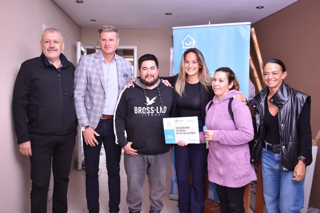 Procrear II: Malena Galmarini junto a Scatolini y autoridades del SGBATOS realizaron una nueva entrega de viviendas