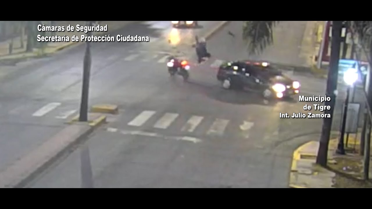 Don Torcuato: las cámaras del COT registraron un impactante accidente entre una moto y un auto