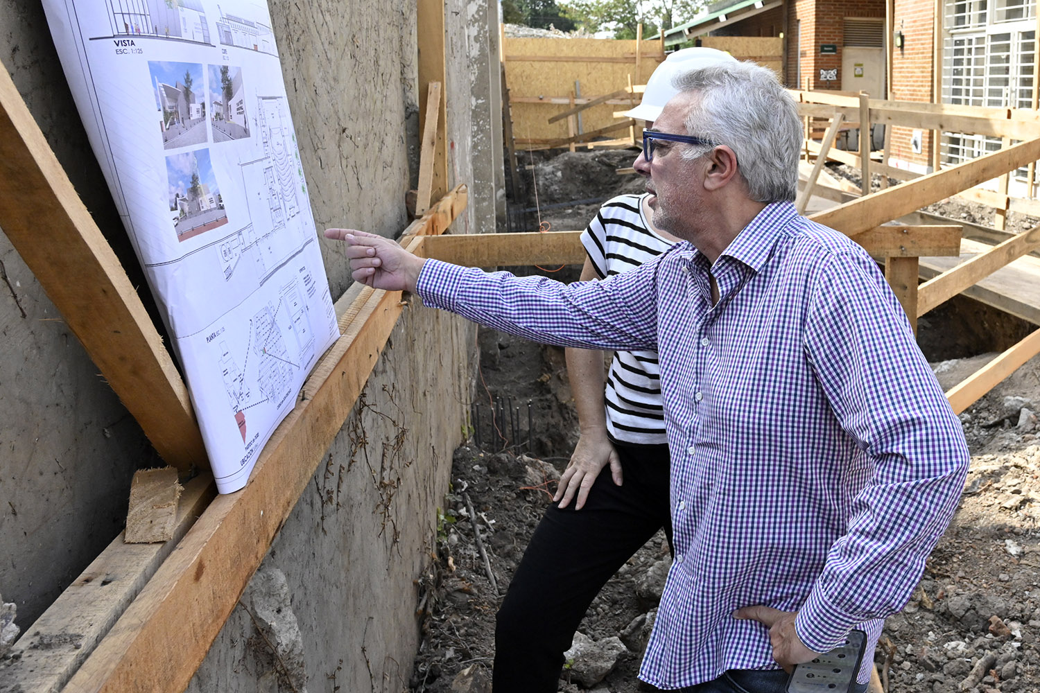Julio Zamora supervisó el inicio de obra del nuevo Teatro Municipal de Don Torcuato