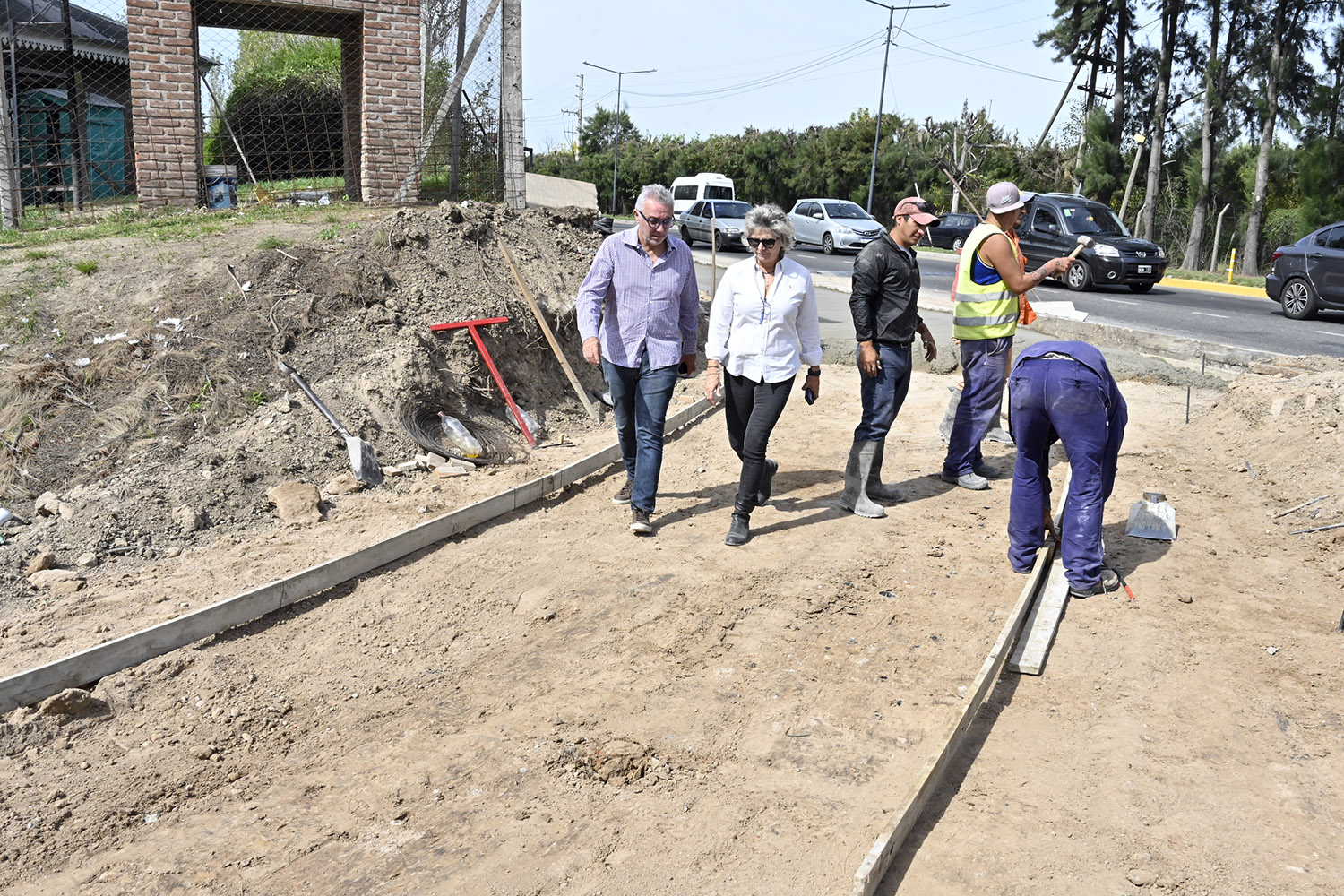 Julio Zamora supervisó los avances de la repavimentación del camino Barbarita