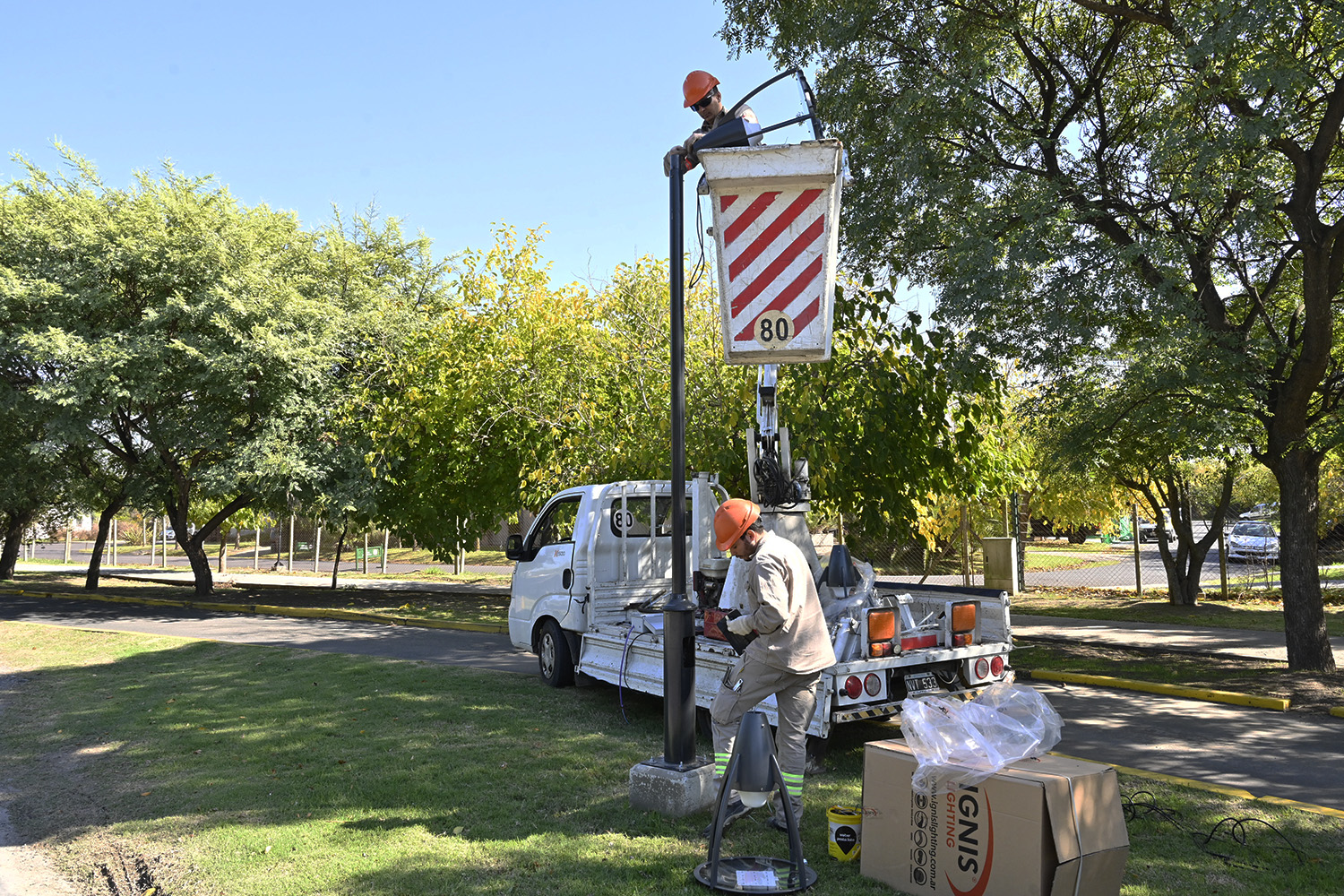 En General Pacheco, el Municipio de Tigre avanza en la instalación de luminarias LED en la calle Los Talas (ex V-50