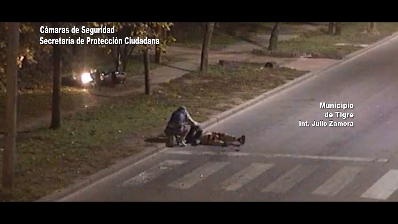 Las cámaras del COT registraron un impactante choque entre un auto y una moto en Benavídez