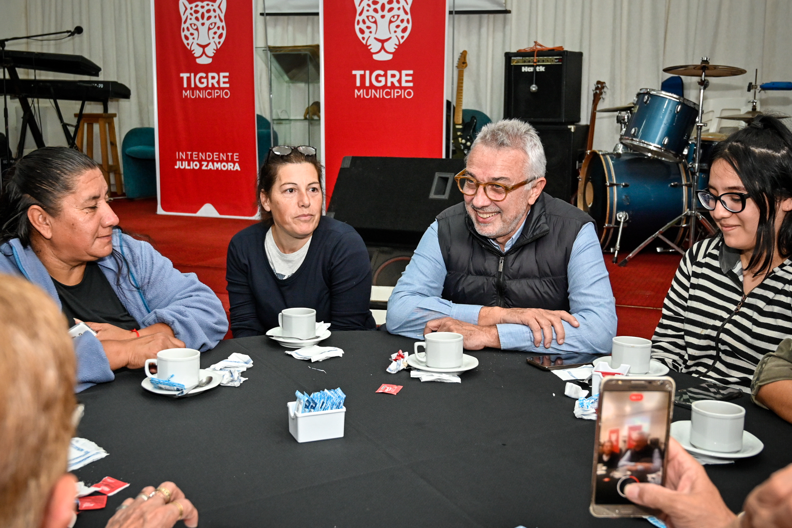 Julio Zamora se reunió con vecinas de Las Tunas para dialogar sobre el futuro del distrito