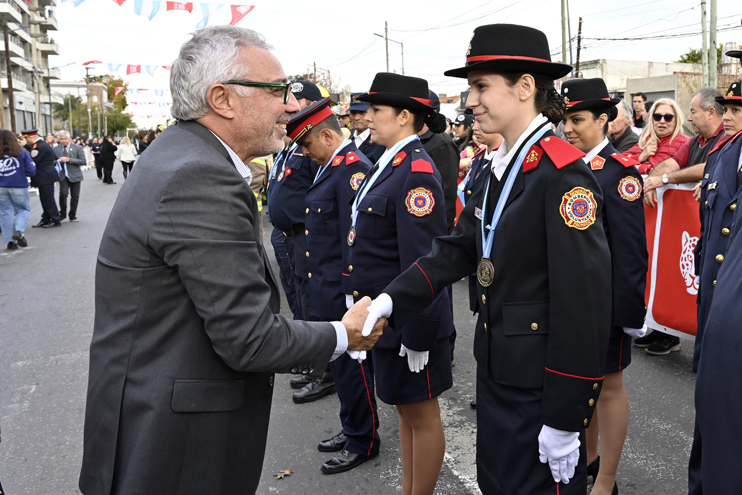 En un desfile multitudinario, Julio Zamora acompañó el 50° aniversario de la Sociedad de Bomberos Voluntarios de General Pacheco