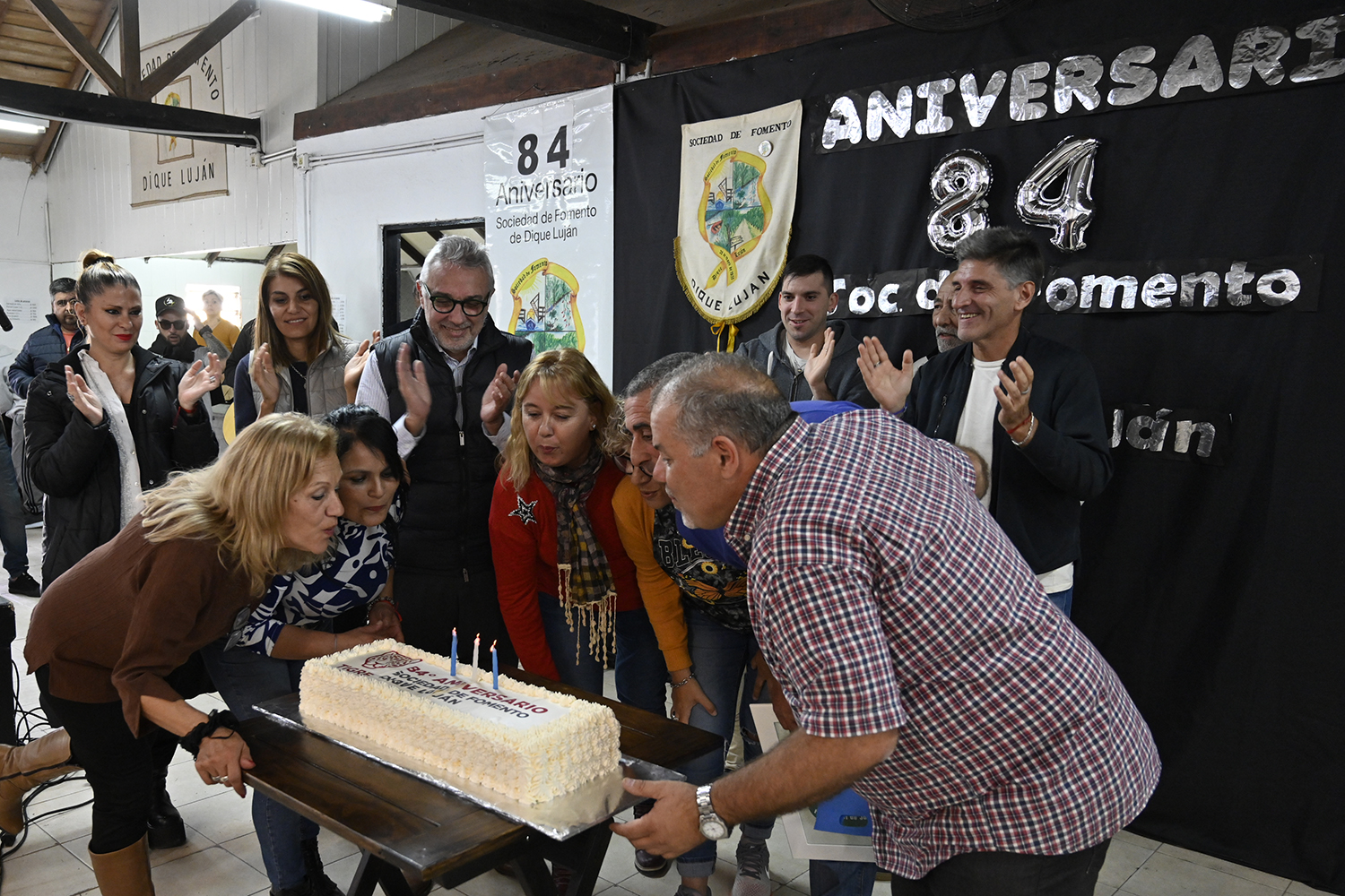 Con música, alegría y baile, Julio Zamora participó del 84° aniversario de la Sociedad Fomento Dique Luján
