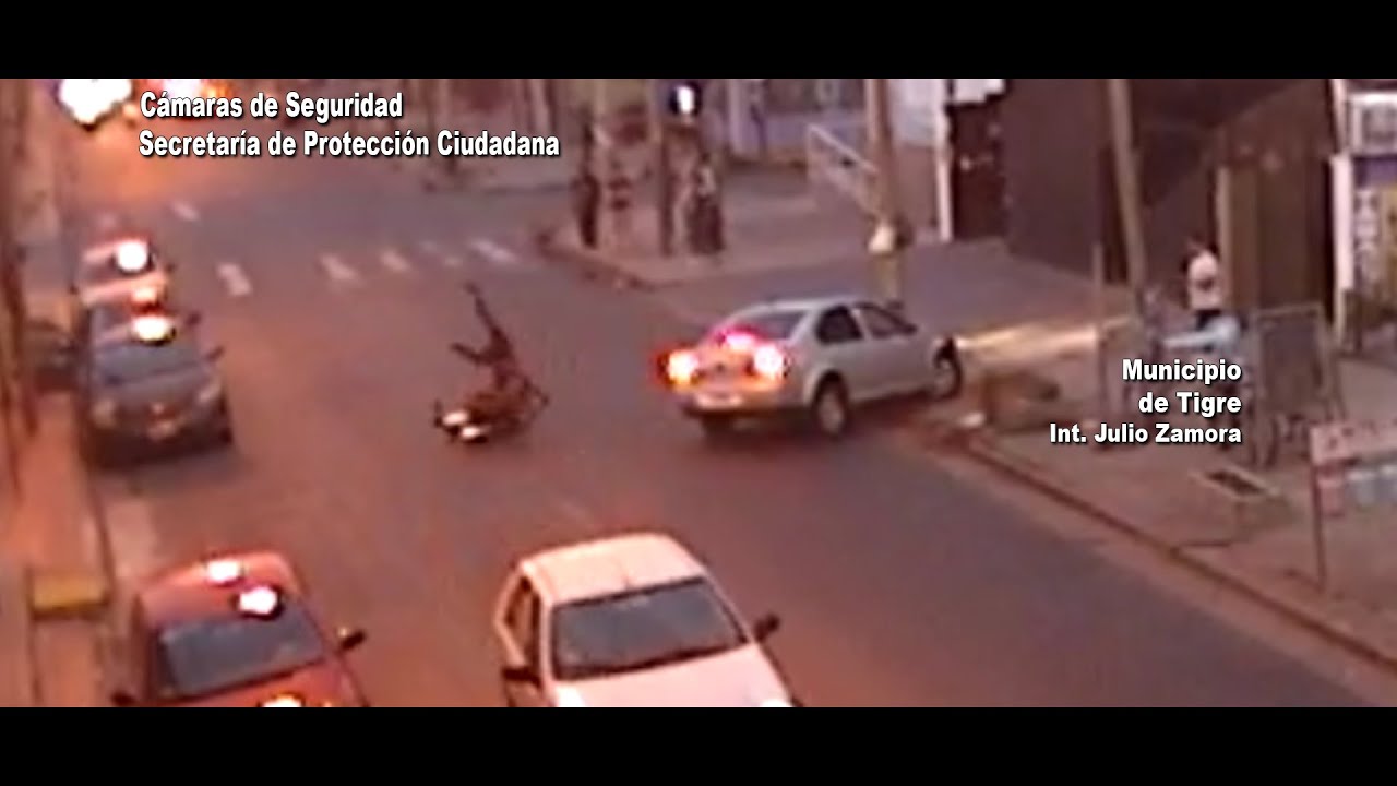 Rincón de Milberg: las cámaras del COT captaron un accidente de tránsito entre un auto y una moto