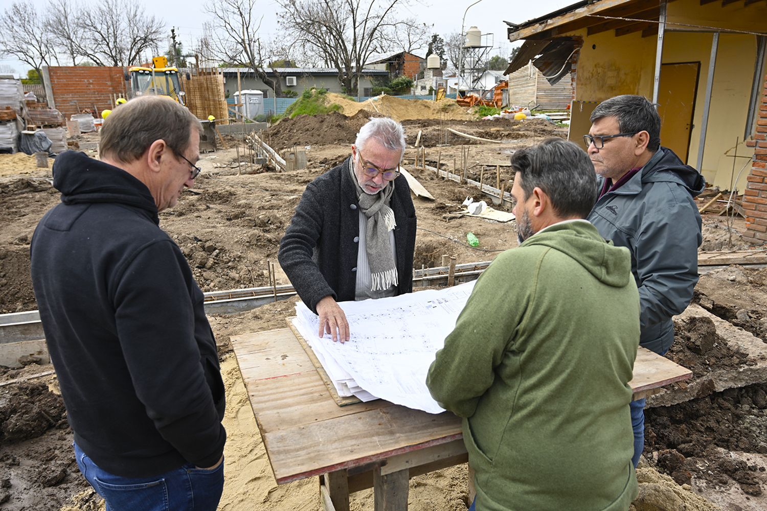 Julio Zamora recorrió la obra del futuro teatro municipal de El Talar