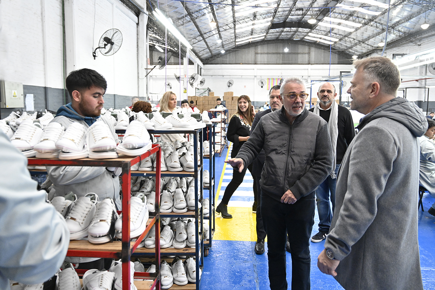 Julio Zamora recorrió la planta productiva de la empresa de calzado infantil Grupo Addnice
