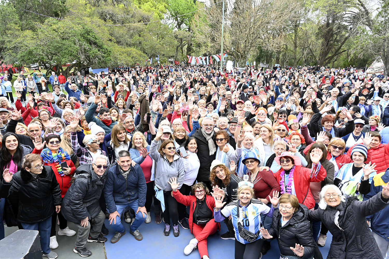 Julio Zamora celebró junto a cientos de vecinos y vecinas el Día del Jubilado en el Club Ecosol