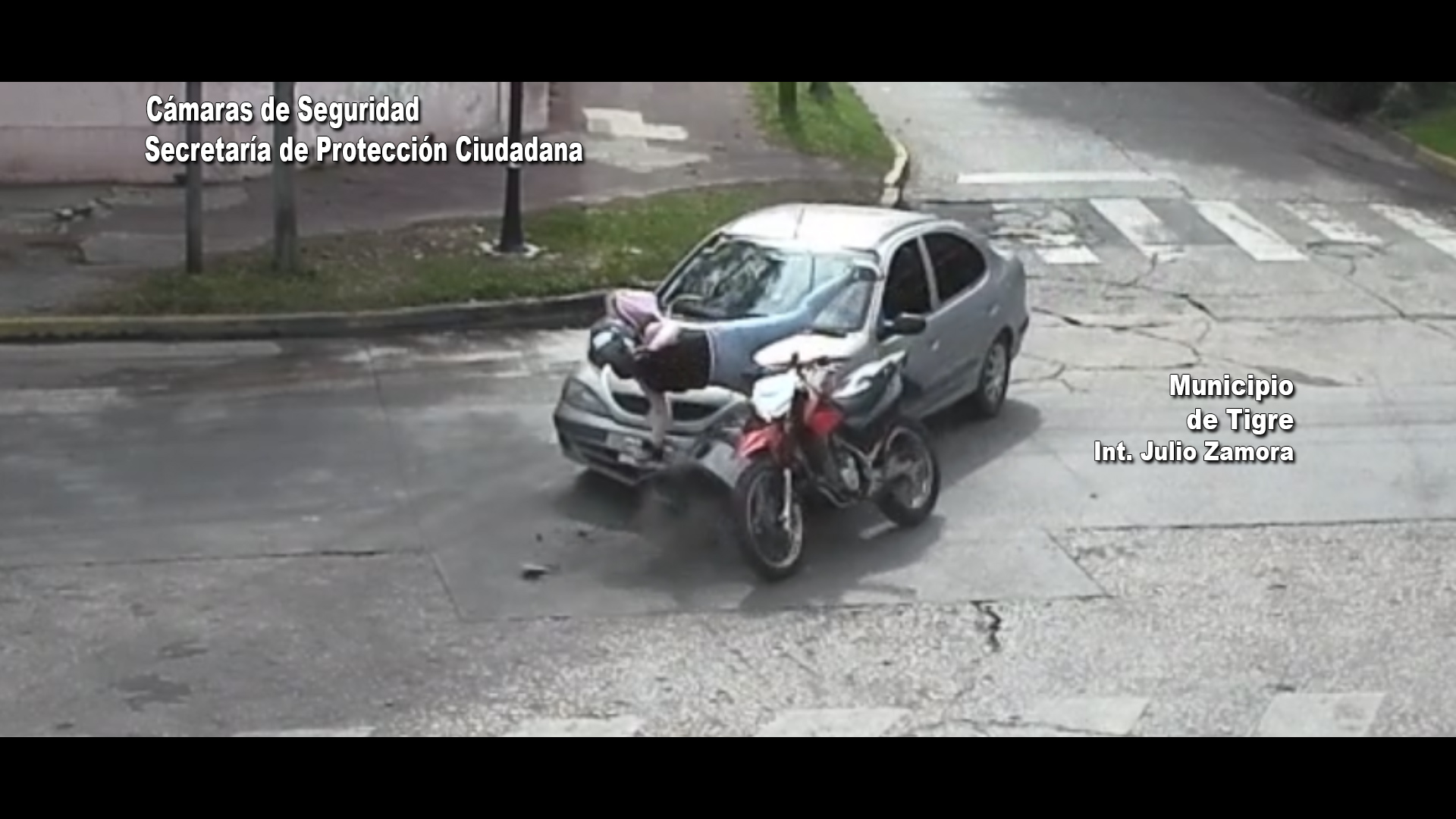 Las cámaras del COT registraron un accidente de tránsito entre una moto y un auto en Tigre