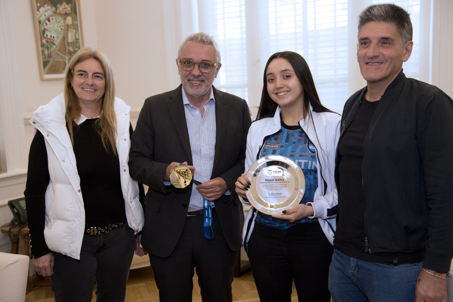 Julio Zamora reconoció a Magalí Ibañez, campeona mundial junior de Taekwondo 2023