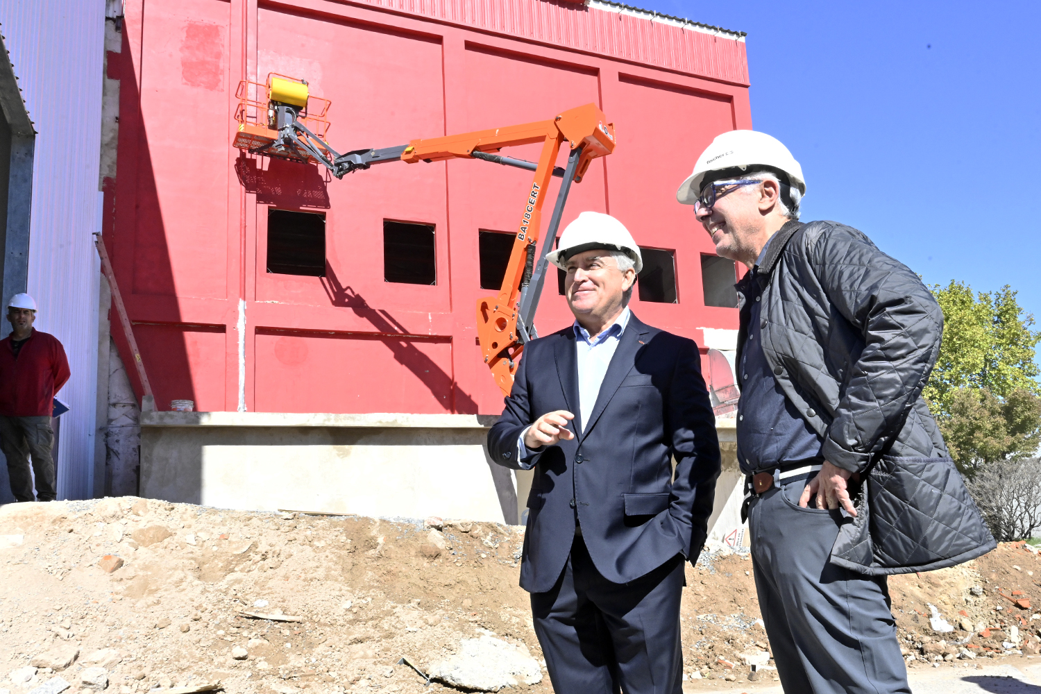 En El Talar, Julio Zamora recorrió la obra de la nueva planta de la empresa Fischer