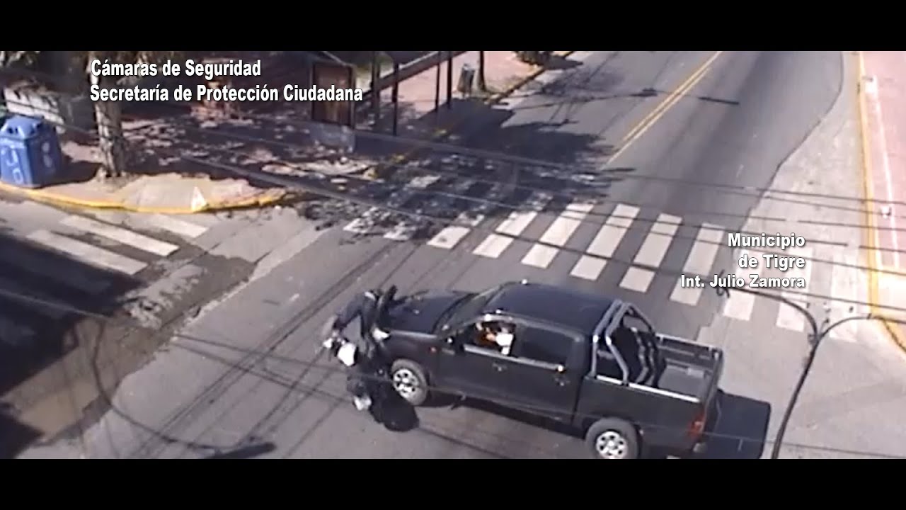 Rincón de Milberg: las cámaras del COT captaron un accidente de tránsito entre una camioneta y una moto