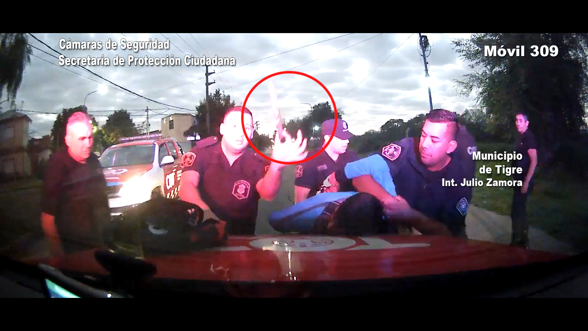 Las cámaras lo captaron en actitud sospechosa y fue interceptado por el COT: poseía un pedido de captura activo