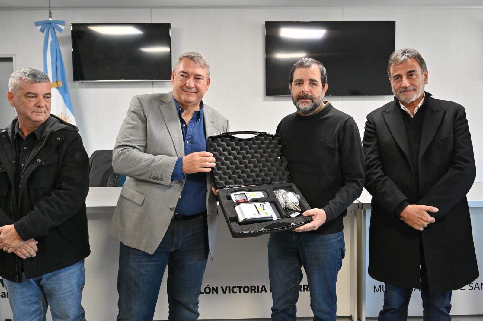 Fernando Moreira y Jorge D’onofrio entregaron cascos y Pases Libres Multimodales para reforzar la seguridad vial
