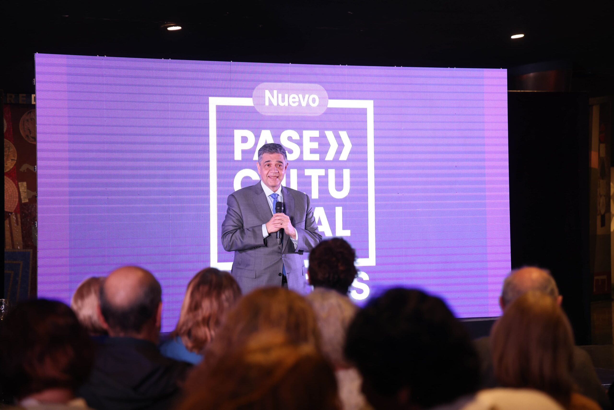 El Gobierno porteño lanzó el Pase Cultural para jubilados, una tarjeta para usar en cines, librerías y teatros