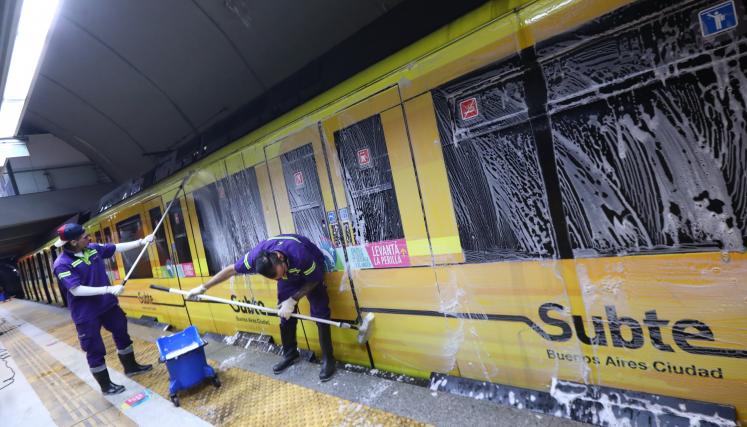 La Ciudad muestra cómo se limpian todas las noches los subtes y cuántos operarios trabajan