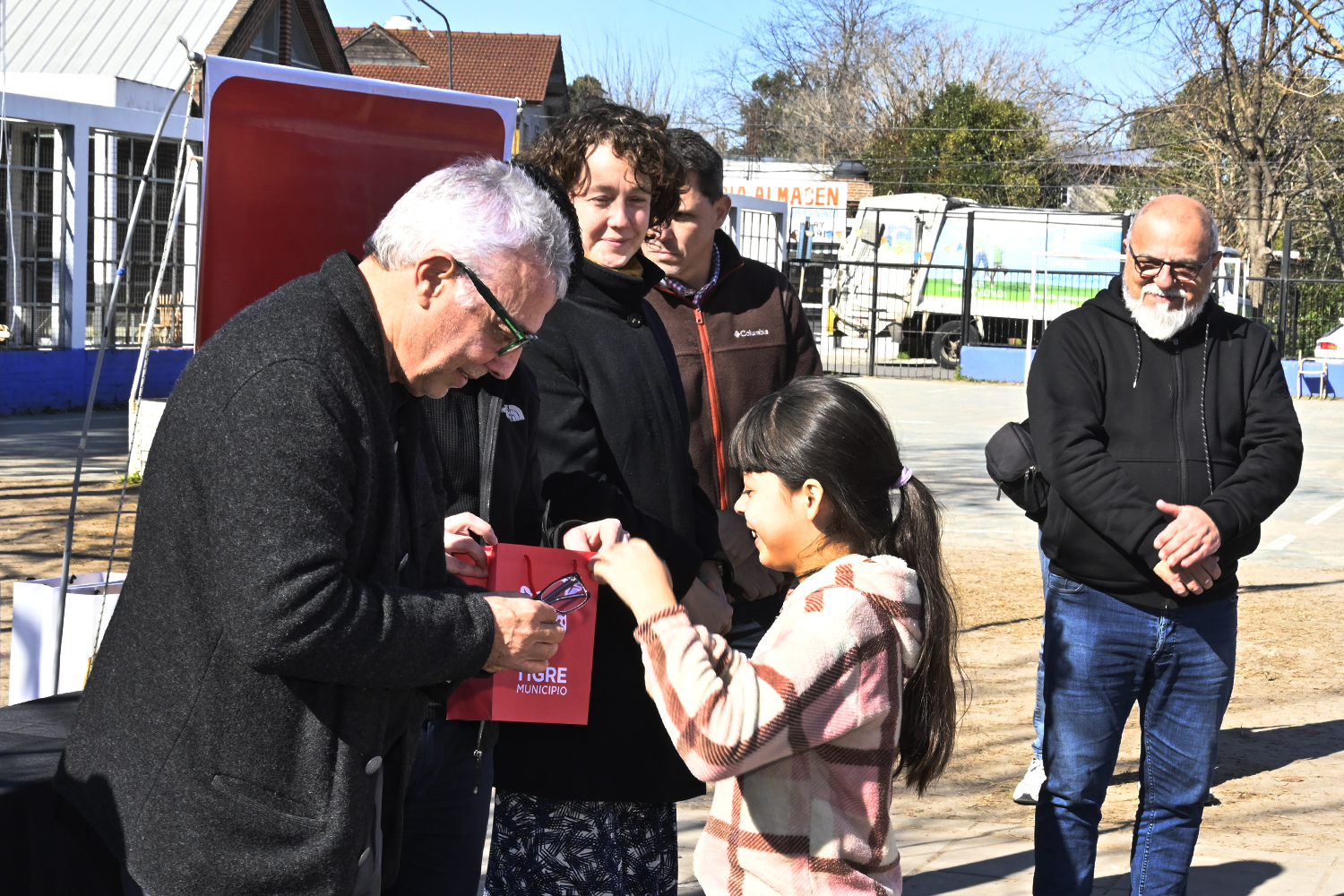 En General Pacheco, Julio Zamora realizó la entrega de nuevos pares de anteojos a estudiantes del distrito