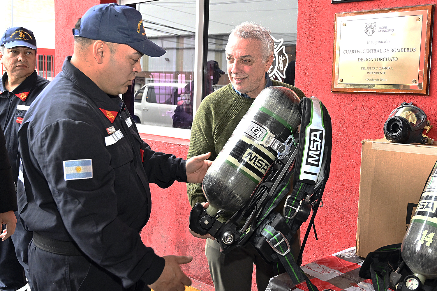 Julio Zamora encabezó la entrega de nuevo equipamiento a los Bomberos Voluntarios de Don Torcuato