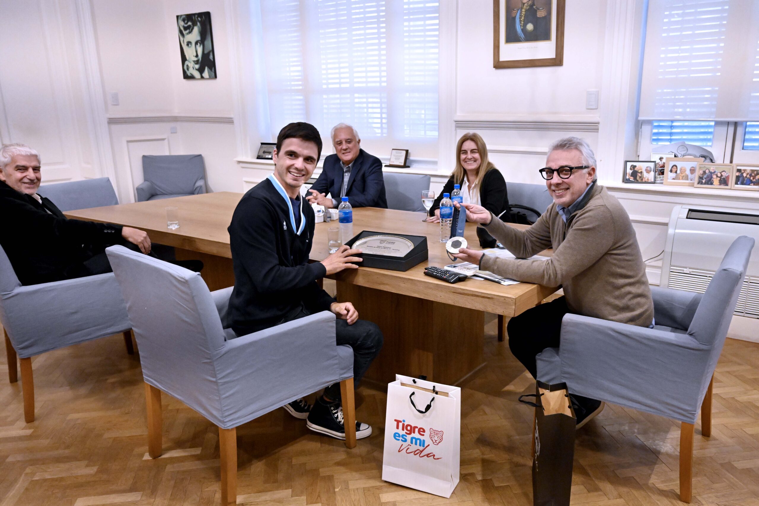 Julio Zamora recibió al regatista Mateo Majdalani tras obtener la medalla de plata en los Juegos Olímpicos de París 2024