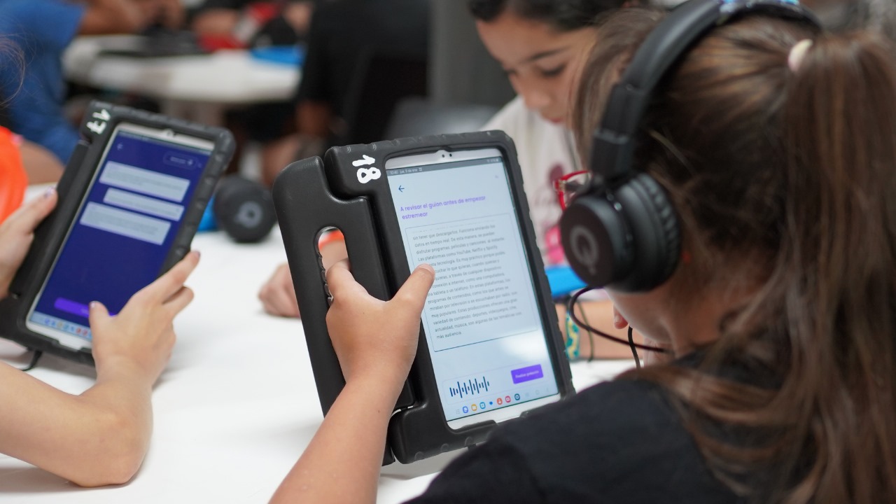 Jugando a ser streamers: Vicente López utiliza un simulador con Inteligencia Artificial para que los chicos lean mejor