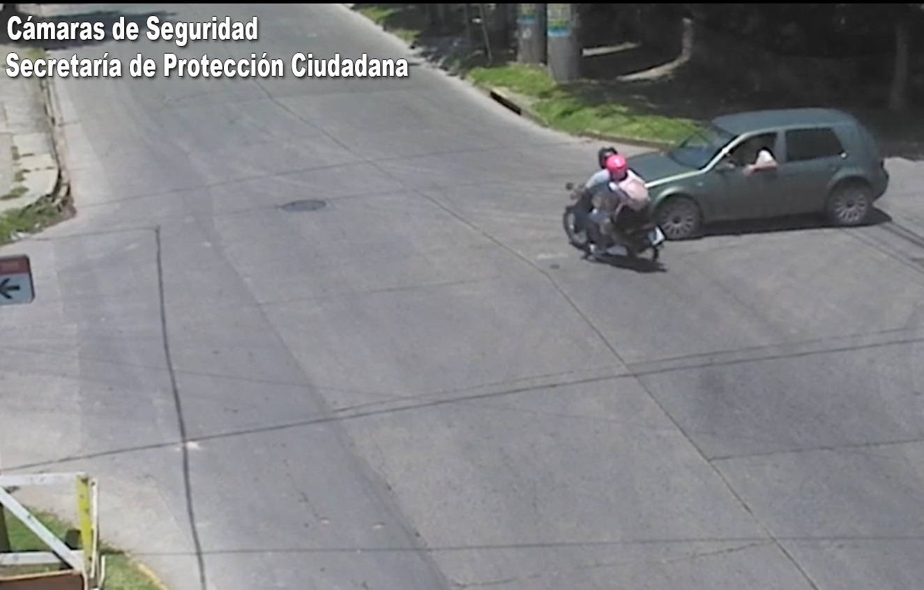 Fuerte accidente entre auto y moto registrado por las cámaras del COT: no hubo heridos de gravedad